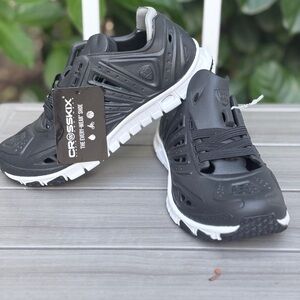 Crosskix Water Shoes | Black & White APX Sneaker Size 4 Youth NEW